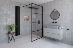 Minimalistická šedá kúpeľňa s walk-in sprchou v čiernom ráme, nikou s podsvietením, závesnou skrinkou a betónovým umývadlom