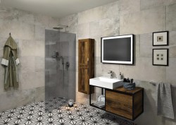 Kúpeľňa s veľkým sprchovacím priestorom za sklenenou stenou, umývadlom na drevenej skrinke a výraznou čiernobielou dlažbou