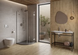 Priestranná kúpeľňa s rohovým sprchovacím kútom, drevenou stenou, dizajnovým nepravidelným zrkadlom a konzolovým umývadlom na čiernom ráme; závesné WC