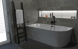 Rohová vaňa v tmavosivej kúpeľni, dlhá podsvietená nika v stene a čierne doplnky vrátane rebríka na uteráky