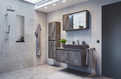 Minimalistická kúpeľňa s veľkoformátovými šedými obkladmi, závesným nábytkom v mramorovom dekore, tmavo šedým umývadlom a sprchou s nikou na kozmetiku