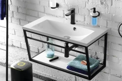 Závesné umývadlo v čiernom kovovom ráme na pozadí bielej tehlovej steny, s otvorenou policou na uteráky a doplnky