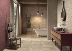 Priestranná rustikálna kúpeľňa s voľne stojacou vaňou, umývadlom na vínovo ladenej skrinke a tehlovým obkladom v teplých tónoch.