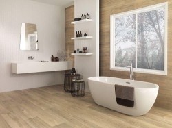 Minimalistická kúpeľňa v škandinávskom štýle s voľne stojacou vaňou, svetlou podlahou, závesným umývadlom a otvorenými policami s kozmetikou