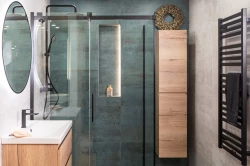 Škandinávska kúpeľňa s walk-in sprchou, oválnym zrkadlom, skrinkami v drevodekore a čiernym rebríkovým radiátorom