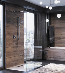 Walk-in sprcha pri veľkom okne s drevodekorom na stenách, čierne prvky a závesné svietidlá v štýle sklenených gulí