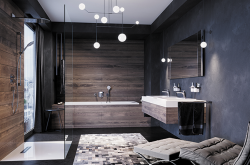 Priestranná kúpeľňa v tmavých tónoch s vaňou v obklade dreva, walk-in sprchou so sklom a širokým zapusteným umývadlom