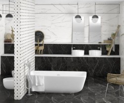 Kontrastná čiernobiela kúpeľňa s voľne stojacou vaňou, dvojicou umývadiel a kombináciou bieleho a čierneho mramorového obkladu
