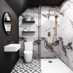 Malá čierna kúpeľňa s walk-in sprchou, zlatými podomietkovými batériami, vzorovanou dlažbou a závesným umývadlom pri okrúhlom zrkadle