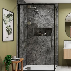 Moderný sprchovací kút s čiernym rámom, tmavo šedým mramorovým obkladom a nikou na kozmetiku; vedľa umývadlová skrinka s oválnym zrkadlom