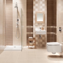 Svetlá kúpeľňa so sprchovacím kútom, patchwork obkladom v béžovohnedých tónoch, malým umývadlom a závesným WC