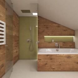 Podkrovná kúpeľňa s obmurovanou vaňou v dekore dreva, sprchou so zelenkavým obkladom a podsvietenou nikou nad vaňou