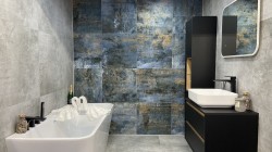 Moderná kúpeľňa so šedo-modrými veľkoformátovými obkladmi, akcentnou stenou v modrom kovovom dekore, vaňou a čiernym nábytkom s doskovým umývadlom