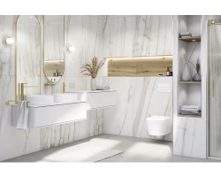 Luxusná biela kúpeľňa s veľkoformátovým mramorom, zlatými batériami, dvoma umývadlami na závesnej skrinke a podsvietenou nikou z drevodekoru