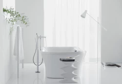 Biela kúpeľňa s voľne stojacou vaňou, stojanovou sprchovou batériou a dizajnovým okladacím stolíkom
