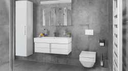 Moderná šedá kúpeľňa s bielou závesnou skrinkou a širokým umývadlom, závesným WC a veľkým zrkadlom