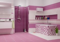 Kúpeľňa v bielo-ružových tónoch so sprchovacím kútom, vstavanou vaňou obloženou mozaikou a nikou na kozmetiku v zadnej stene