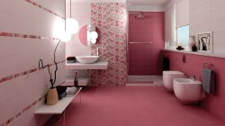 Ružová kúpeľňa s bielymi a kvetinovými obkladmi, okrúhlym zrkadlom, sprchovacím kútom a WC s bidetom
