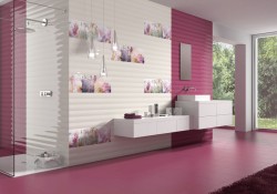 Moderná kúpeľňa s vlnitým bielym a ružovým obkladom, kvetinovými dekormi, závesným kúpeľňovým nábytkom