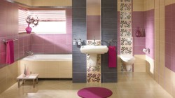 Kúpeľňa so vstavanou vaňou, umývadlom na stĺpe a závesným WC; béžovo-ružové obklady doplnené kvetinovými dekor pásmi