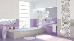 Svetlá kúpeľňa so vstavanou vaňou, fialovoružovým obkladom, kvetinovým panelom a umývadlom na doske pod širokým zrkadlom