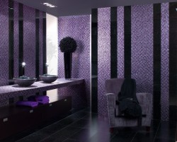 Dizajnová kúpeľňa s fialovou mozaikou a čiernymi zvislými pruhmi, dvoma miskovými umývadlami na doske a kreslom v odpočinkovej zóne