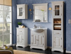 Biely kúpeľňový nábytok s vitrínami, keramické umývadlo a modrá tapeta s jemným vzorom