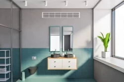 Minimalistická bielomodrá kúpeľňa s dvoma zrkadlami, dvojicou tmavých umývadiel na závesnej skrinke a dvojfarebným obkladom na stenách