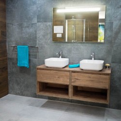 Kúpeľňa s veľkoformátovými obkladmi, dvoma umývadlami na skrinke v drevodekore