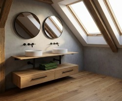 Umývadlová zostava pod šikminou s dvoma okrúhlymi zrkadlami, dvoma doskovými umývadlami a závesnou drevenou skrinkou na drevenej podlahe