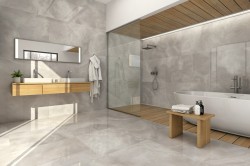 Svetlá kúpeľňa s lesklým mramorovým dekorom, walk-in sprchou, voľne stojacou vaňou a závesnou drevenou skrinkou s dvoma umývadlami