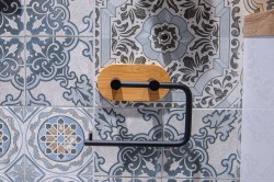 HOPA - Držiak toaletného papiera na nalepenie 3M, kov (čierna farba), bambus (KD02091765)