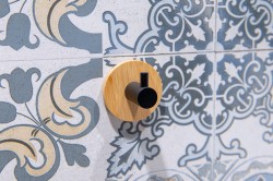 HOPA - Vešiak na stenu na nalepenie 3M, kov (čierna farba), bambus (KD02091763)