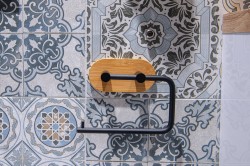 OLSEN SPA - Držiak toaletného papiera na nalepenie 3M, kov (čierna farba), bambus (KD02091765)