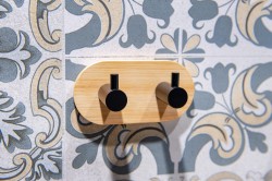 OLSEN SPA - Vešiak na stenu na nalepenie 3M, kov (čierna farba), bambus (KD02091764)